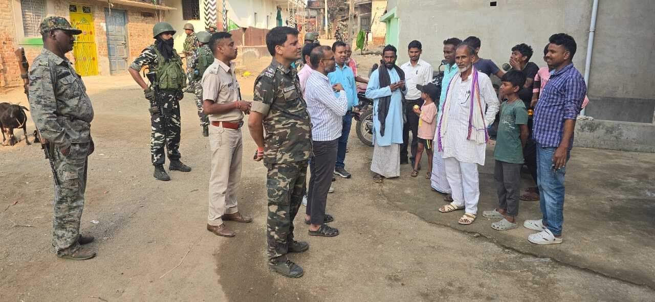 Giridih News :मतदान के प्रति ग्रामीणों को किया जागरूक