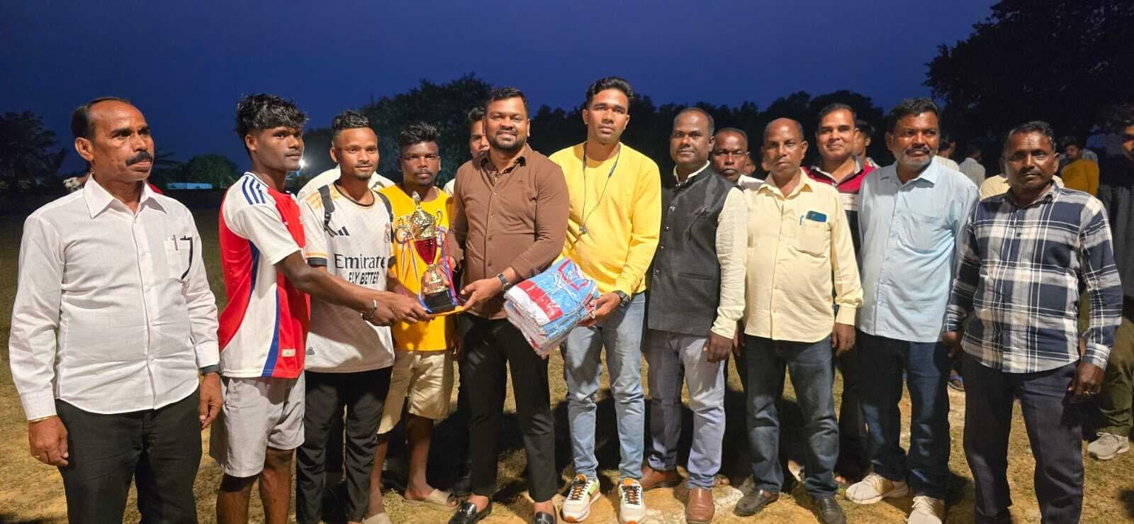 फुटबॉल : पीआरएमसी बाबनीडीह की टीम चैंपियन