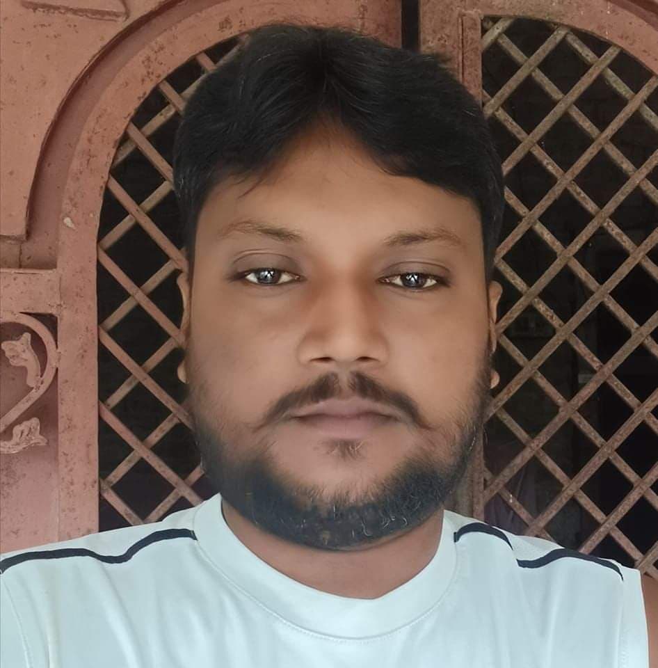 पेड़ से टकराने से कार सवार पूर्व पैक्स अध्यक्ष की मौत, चार घायल