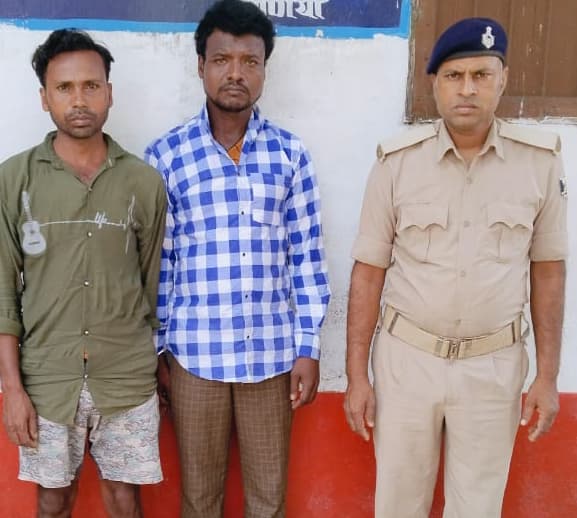 10 लीटर देसी शराब के साथ दो गिरफ्तार