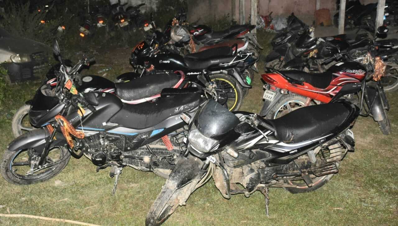 कोढ़ा के जुराबगंज से चोरी की 12 बाइक बरामद, 20 युवक धराये