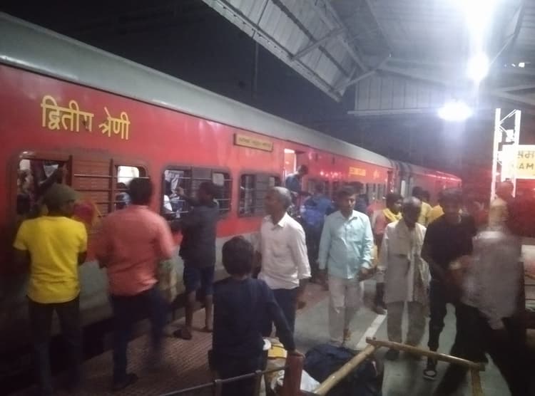 दिल्ली से आने वाली ट्रेनों की बिगड़ी चाल, घंटे लेट पहुंच रहे गंतव्य तक