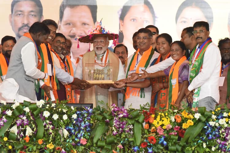 Jamshedpur News : कांग्रेस आदिवासियों का आरक्षण छीन ‘अपने’ वोट बैंक को दे देगी : नरेंद्र मोदी