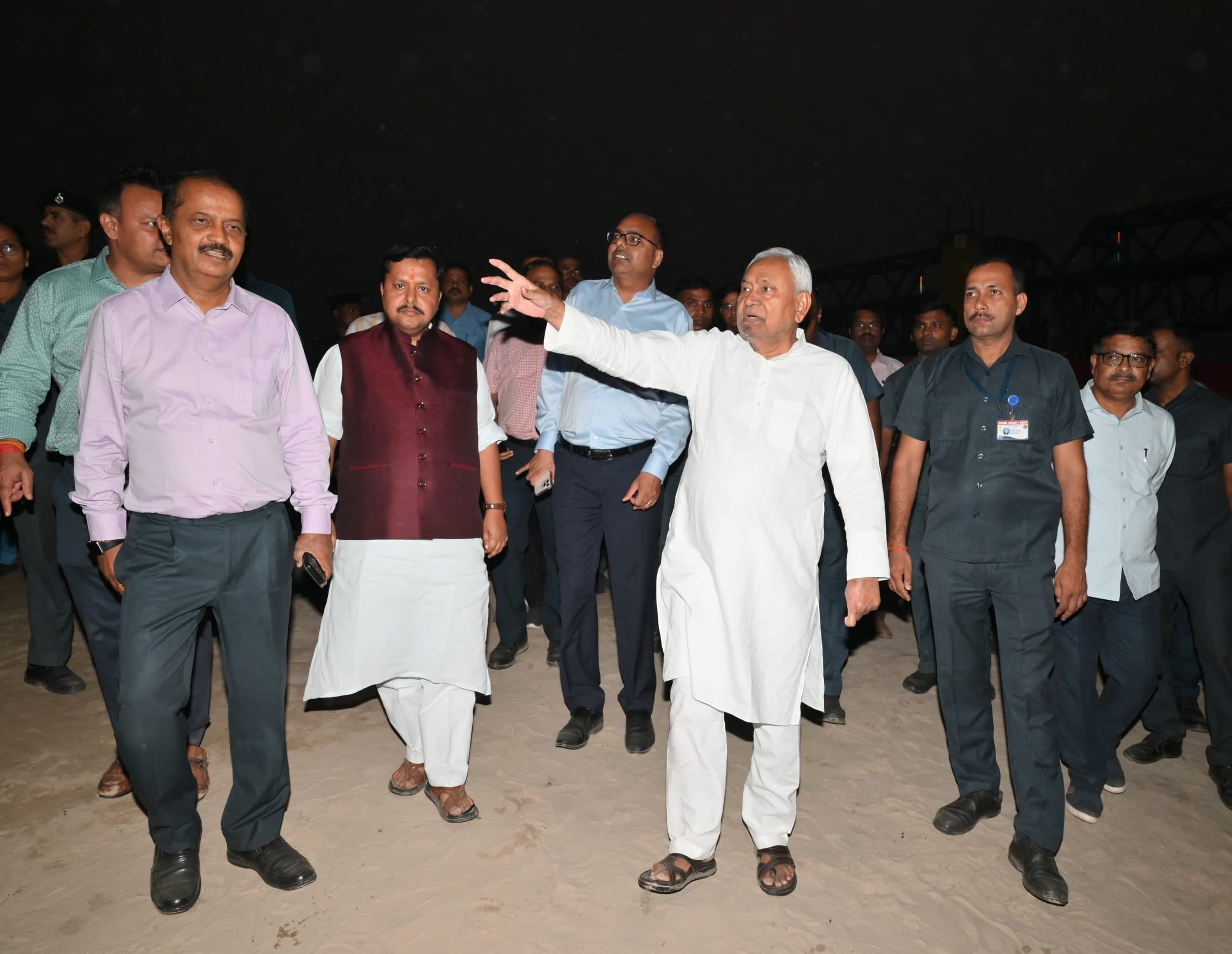 Patna News : छठ घाटों पर मुस्तैद रहें अधिकारी : सीएम