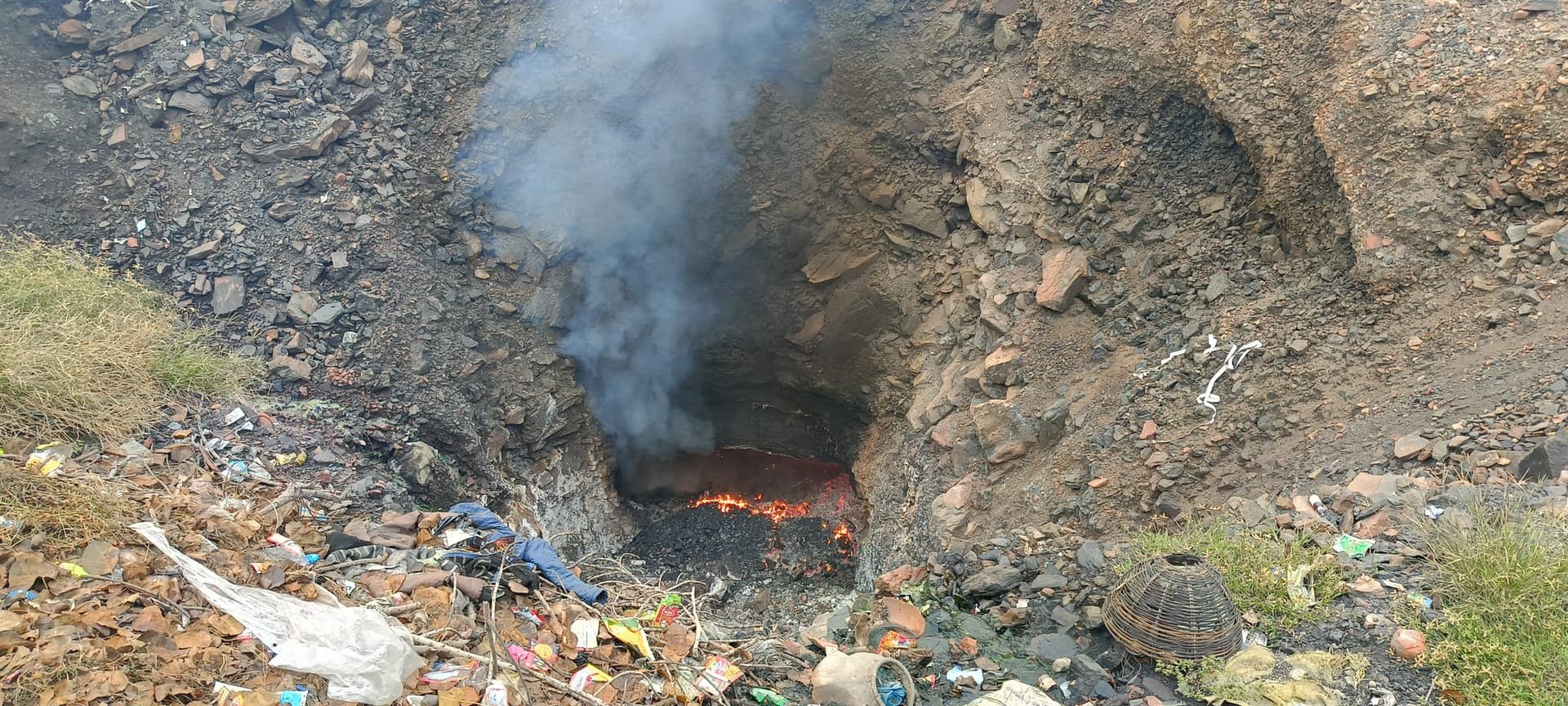 dhanbad news जोगता की खाली जमीन से आग निकलने से मची अफरातफरी