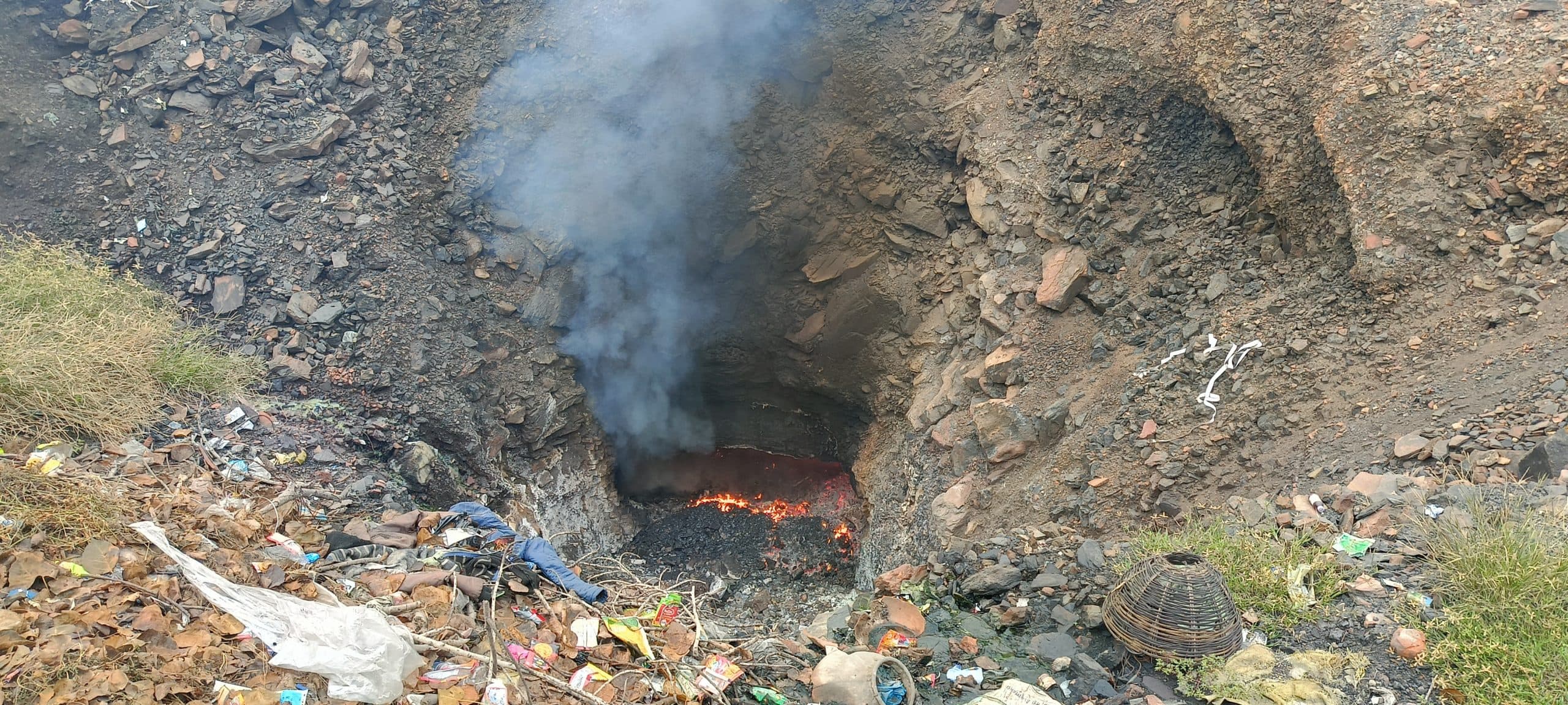 dhanbad news जोगता की खाली जमीन से आग निकलने से मची अफरातफरी