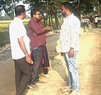 विधायक की शिकायत पर कनीय अभियंता ने की सड़क की जांच