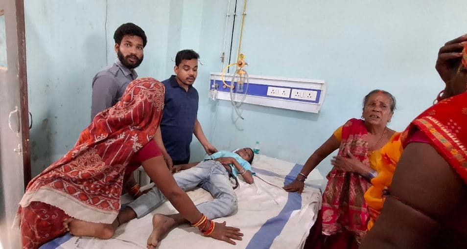 कार व ई-रिक्शा की टक्कर में चार लोग जख्मी, बेहतर इलाज के लिए दो रेफर