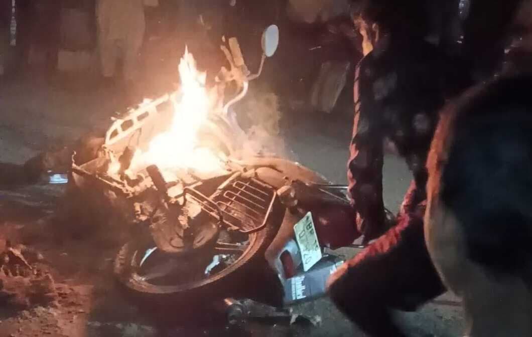 अचानक बाइक में लगी आग, मची अफरा-तफरी