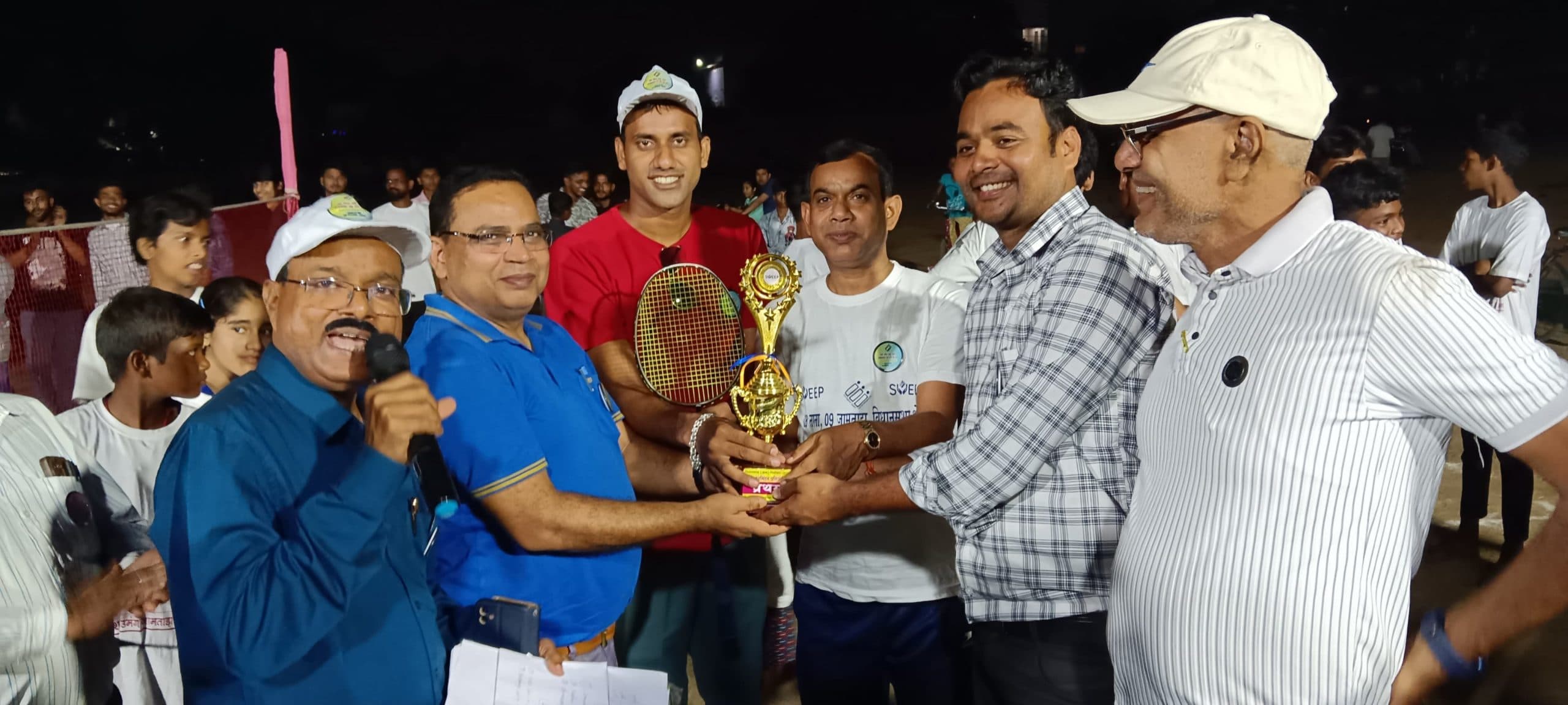 बैडमिंटन खेलकर लोगों को मतदान के लिए किया जागरूक