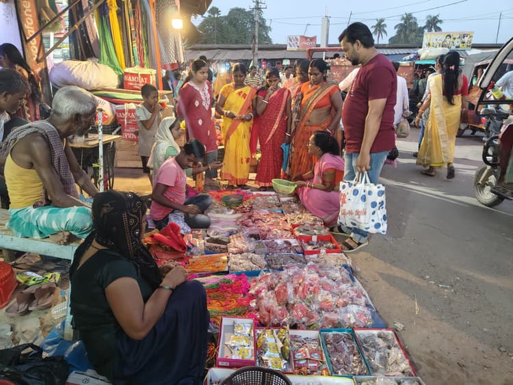 ठाकुरगंज में छठ व्रत को ले बाजार में उमड़ रही लोगों की भीड़