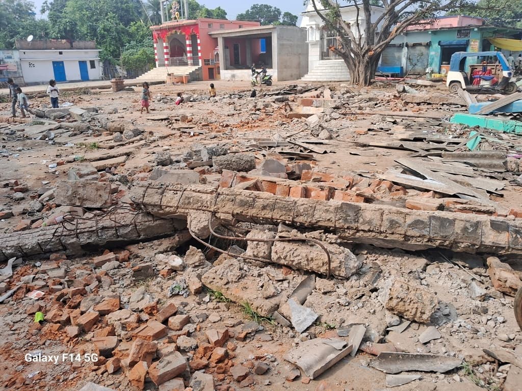 सरकारी हाट में बने शेड को अज्ञात लोगों ने जेसीबी से किया ध्वस्त