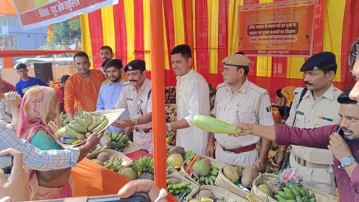 401छठ व्रतियों के बीच पूजन सामग्री व फलों का किया विरतण