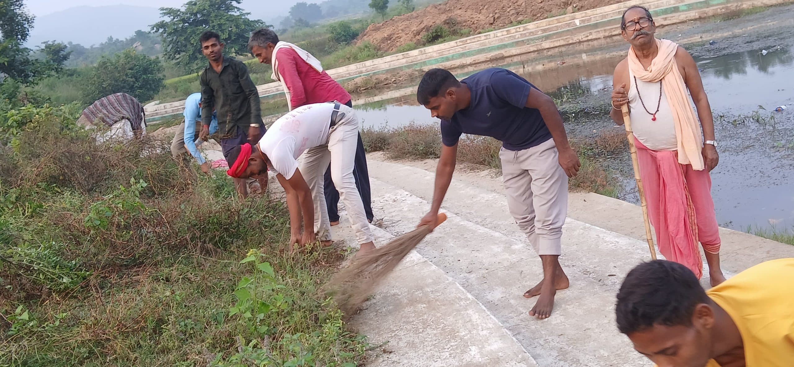 ग्रामीणों ने श्रमदान कर की छठ घाट की साफ-सफाई