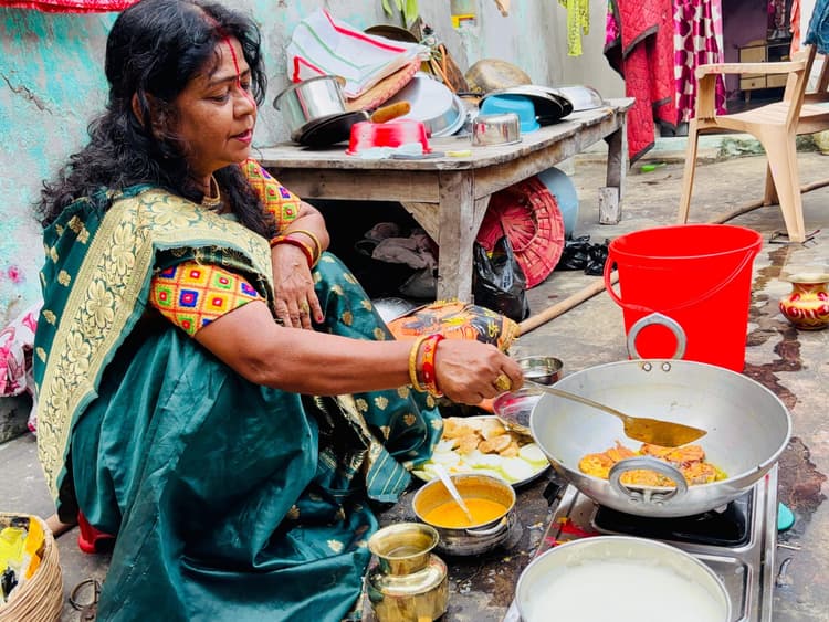 किऊल नदी में स्नान के बाद मिट्टी के चूल्हे पर बना कद्दू भात