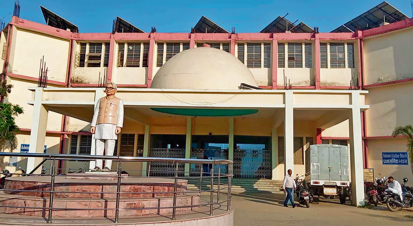 Chhapra News : दो साल पीछे चल रहा पीजी का सत्र, अपडेट करना होगा मुश्किल