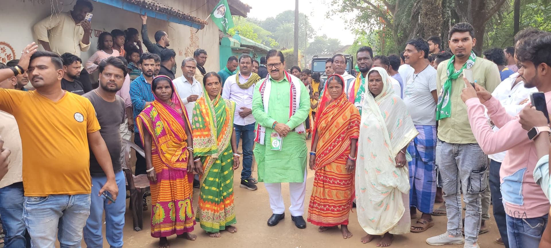 झामुमो प्रत्याशी ने बंसबुटिया ओर कुंजबोना में लोगों से मांगा साथ, भाजपा समर्थक हुए शामिल