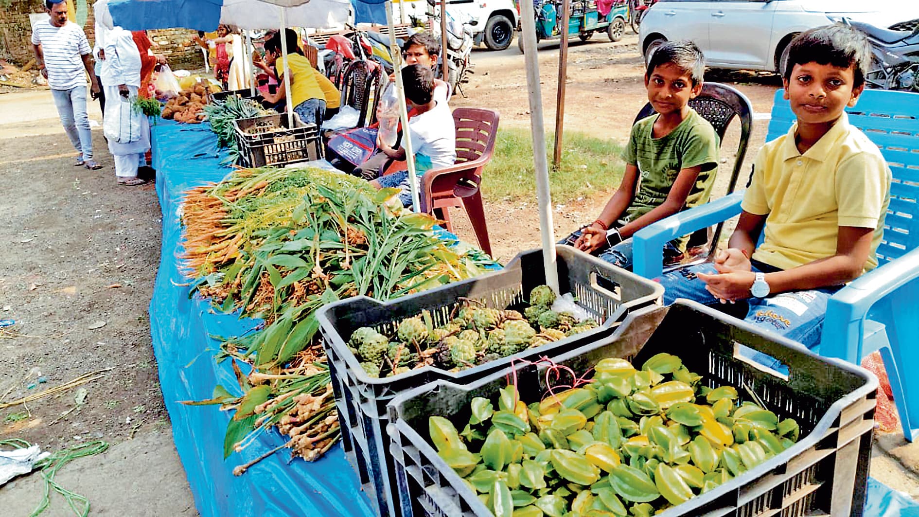 रानीगंज में छठपूजा पर क्लब का सुलभ मूल्य पर फल बाजार