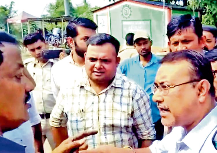 सर्विस रोड बदहाल, प्रतिवाद में टोल प्लाजा का गेट प्रतिवादियों ने खोला