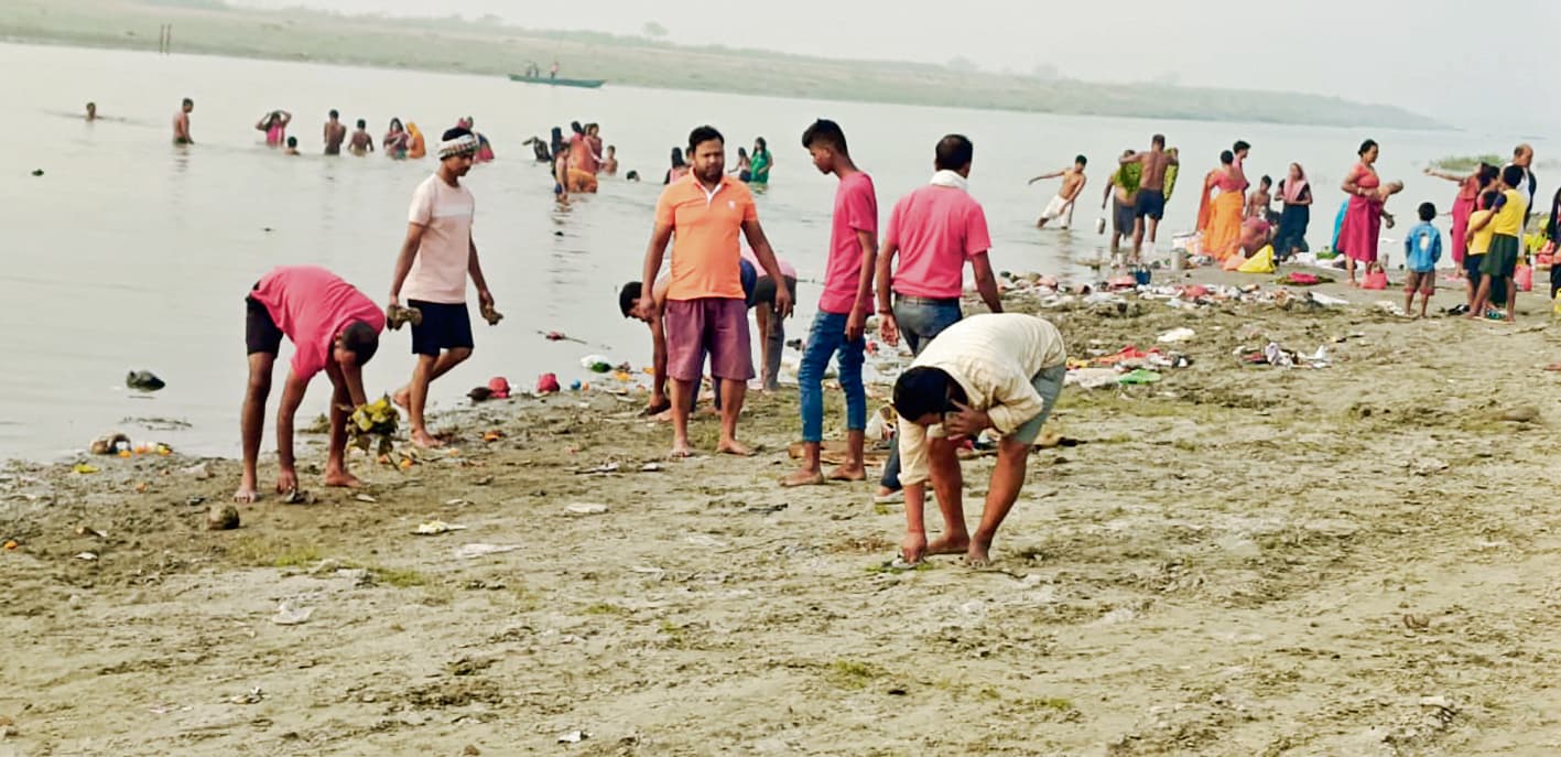 Chhapra News : कई जगहों पर घाट को किया गया दुरुस्त, तो कई जगहों पर साफ-सफाई अब भी अधूरी