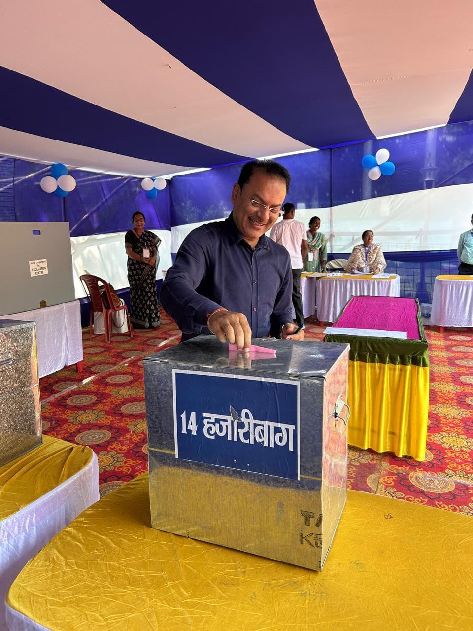 प्रथम फेज में पोस्टल बैलेट से डीडीसी व कृषि पदाधिकारी ने किया मतदान