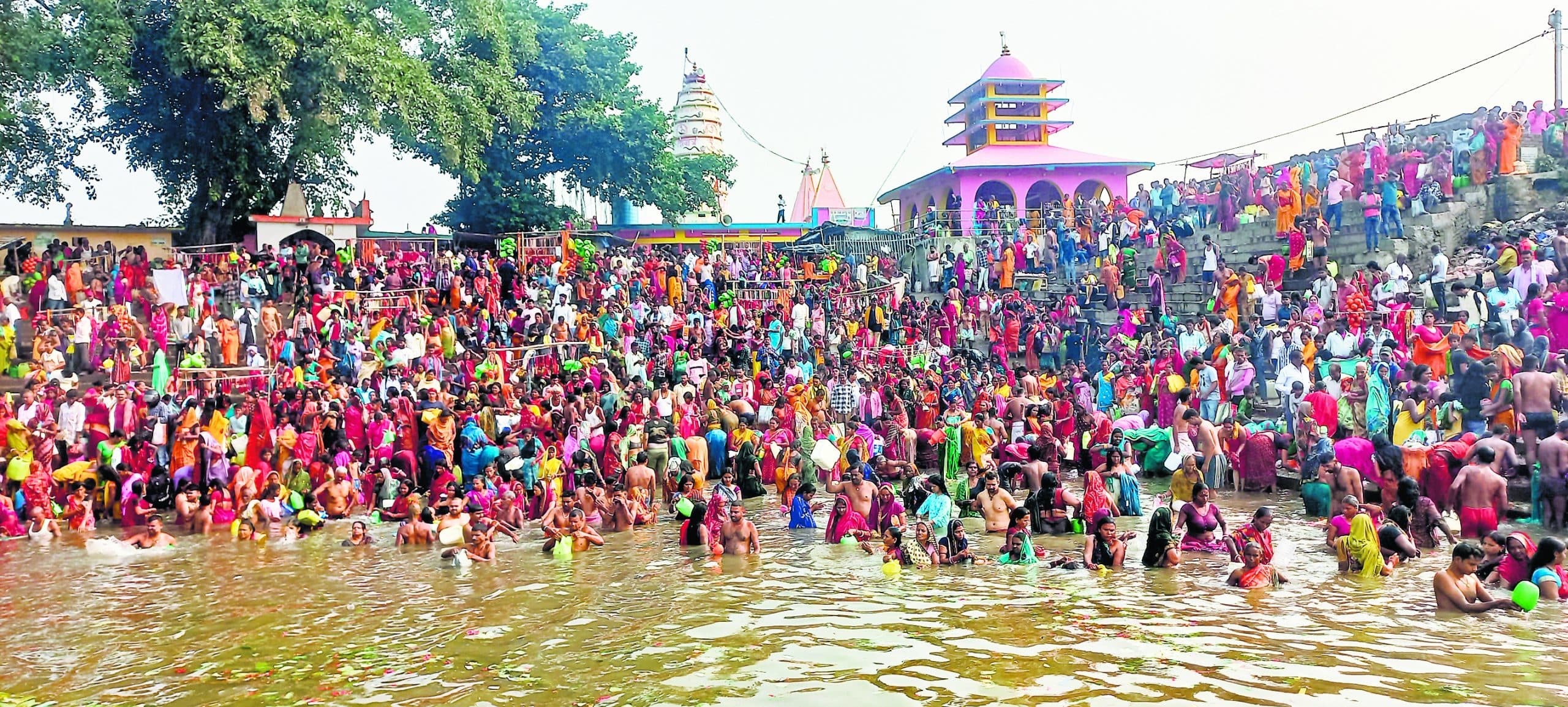 झमटिमा धाम गंगा घाट पर नहाय-खाय के साथ गंगा स्नान को लेकर उमड़ी श्रद्धालुओं की भीड़