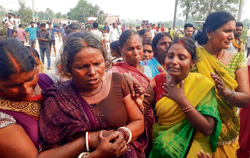 Gaya News : छठव्रती दंपती का बेटा डूबा, उग्र भीड़ ने पोकलेन मशीनें व बाइक फूंकीं