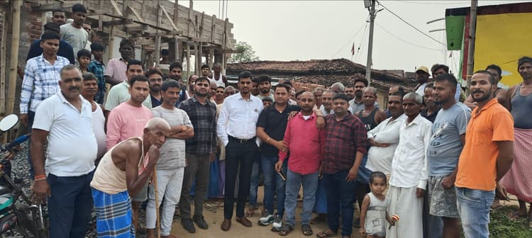 Giridih News: निरंजन राय के समर्थकों ने गांव-गांव घूमकर किया जनसंपर्क