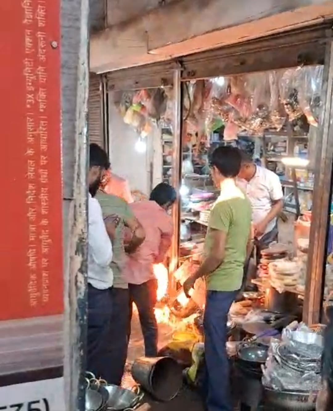 dhanbad news : गैस रिफिलिंग दुकान में लगी आग, जलने से बचा शहरपुरा बाजार