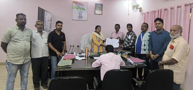 Rourkela News: शहर के संगठनों ने सीएम के नाम सौंपा ज्ञापन, पूछा-बीपीयूटी का मुख्यालय राउरकेला में, तो कार्निवाल भुवनेश्वर में क्यों?