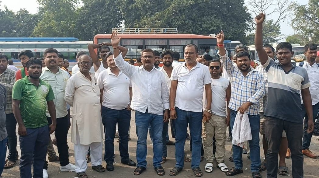 बस पड़ाव संचालक की मनमानी के विरोध में बस परिचालन ठप