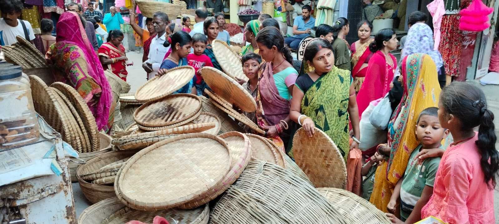 Darbhanga News: छठ महापर्व को लेकर बाजार में खरीदारों की भीड़ उमड़ी