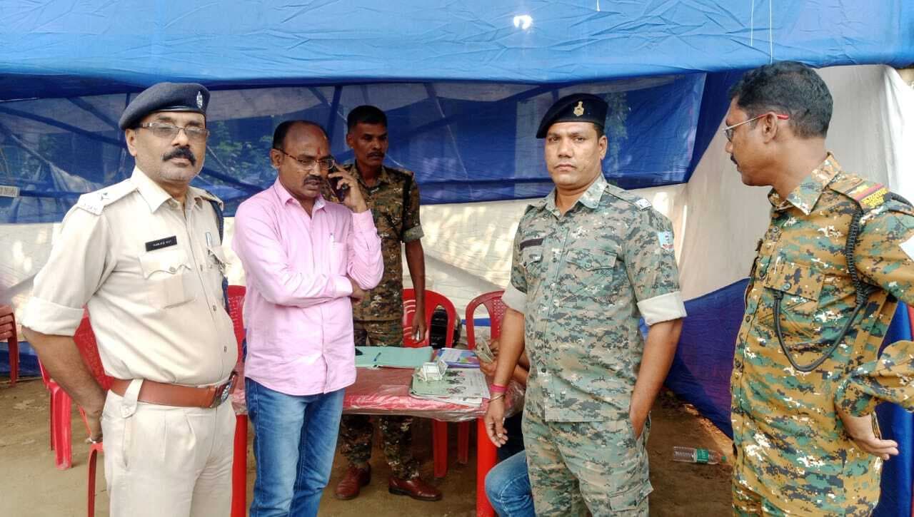 चिरकुंडा में व्यवसायी के वाहन से 69 हजार कैश जब्त