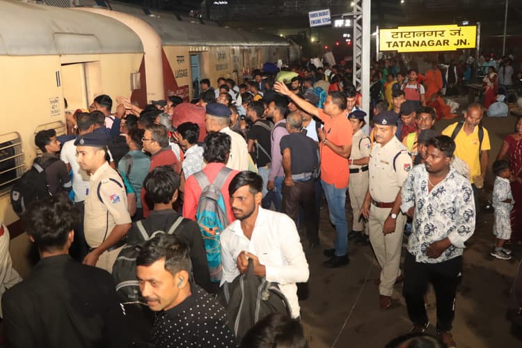 Jamshedpur News : ट्रेनों में चढ़ने में यात्रियों के छूट रहे पसीने, जान जोखिम में डालकर यात्रा करने को मजबूत