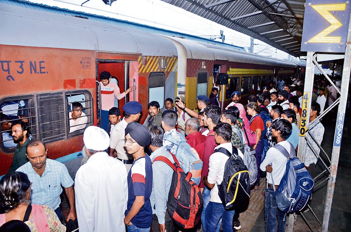 Ranchi News : बिहार व दिल्ली जानेवाली ट्रेन में भीड़ रही.