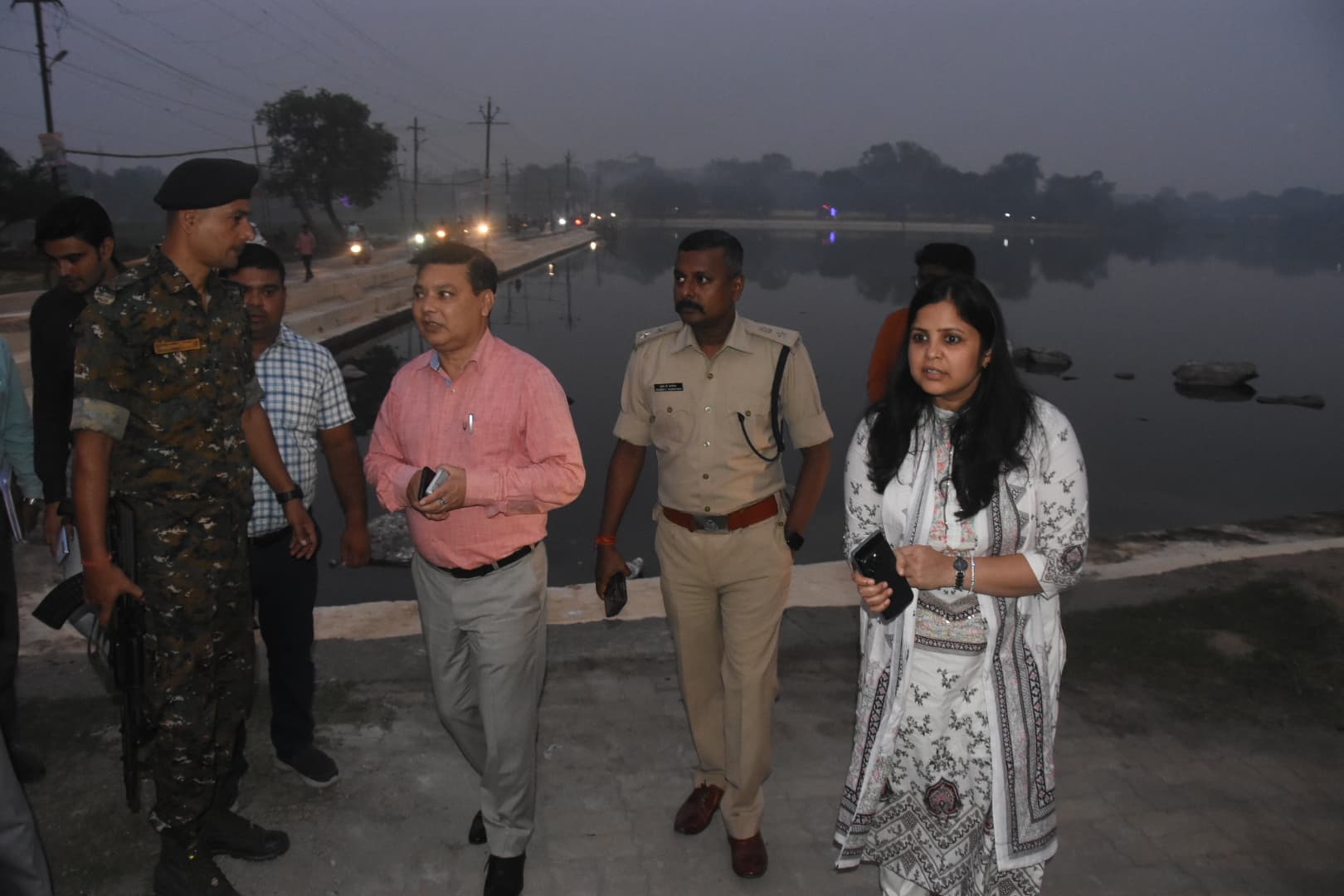 Dhanbad News : उपायुक्त, एसएसपी व नगर आयुक्त ने किया छठ घाटों का निरीक्षण