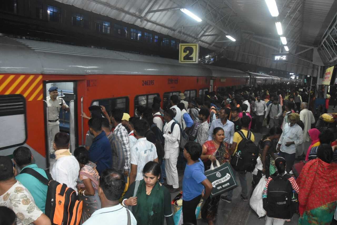 Dhanbad News : मौर्य एक्सप्रेस और गंगा दामोदर में यात्रियों की उमड़ी भीड़