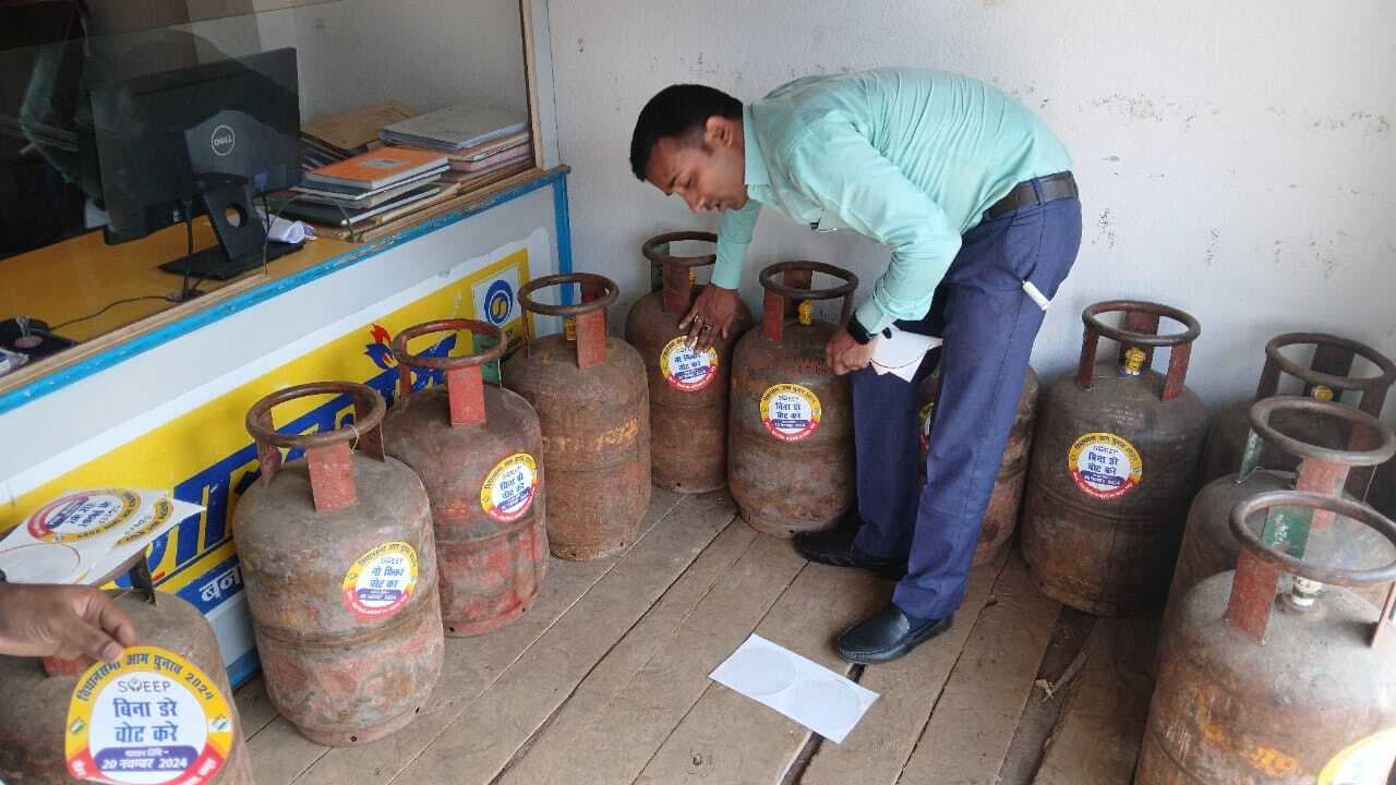 सिलिंडर पर स्टीकर चस्पा कर वोटर को किया जा रहा जागरूक