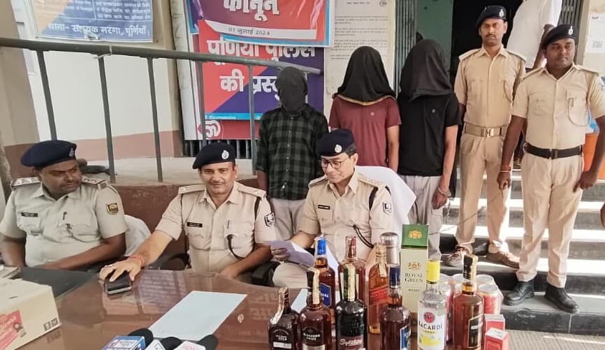 उफरैल के कुख्यात मंटू यादव के घर से 990 लीटर शराब बरामद, तीन लोग गिरफ्तार