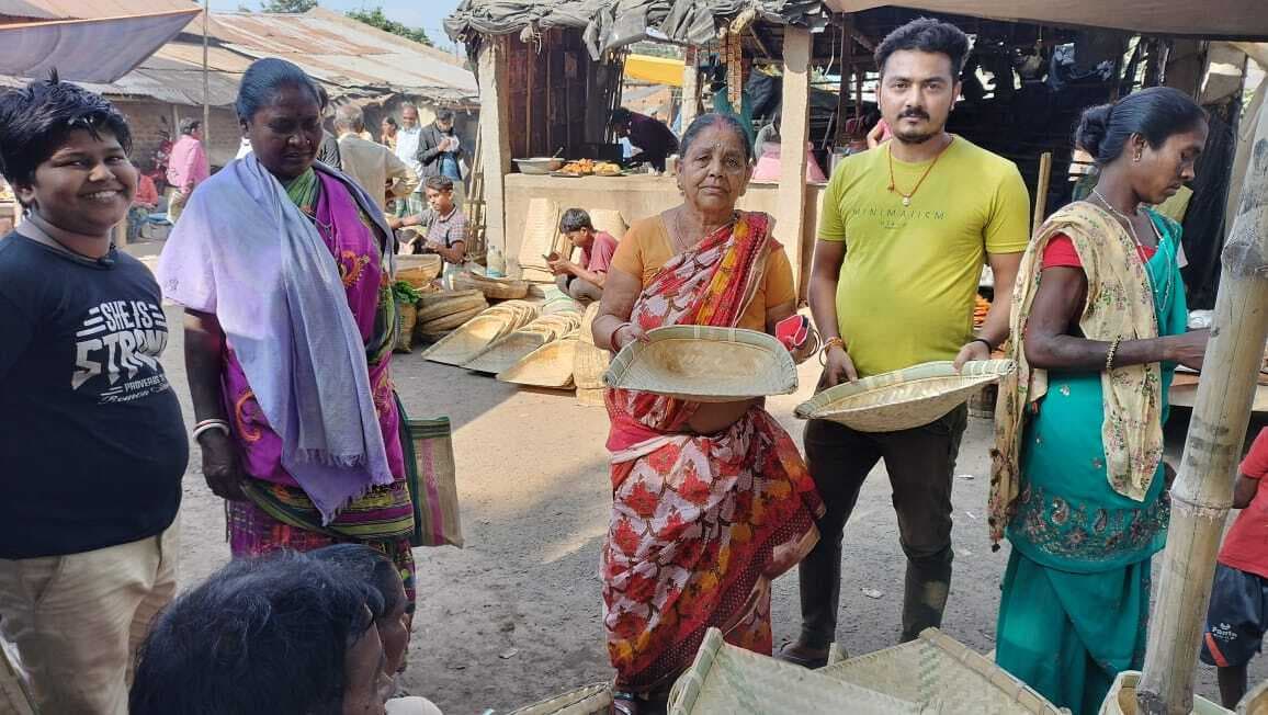 छठ के गीतों से माहौल हुआ भक्तिमय, सूप की हुई खरीदारी