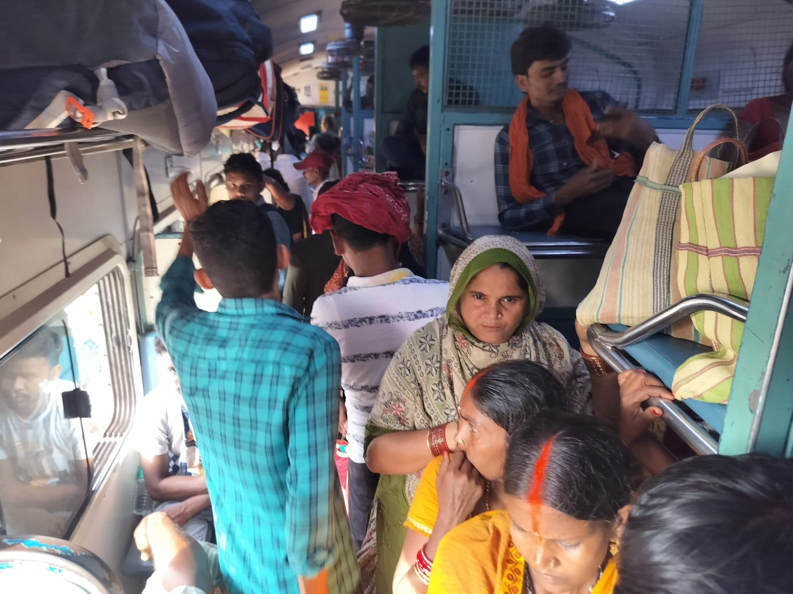 लंबी दूरी की सभी ट्रेनों में रह रही खचाखच भीड़