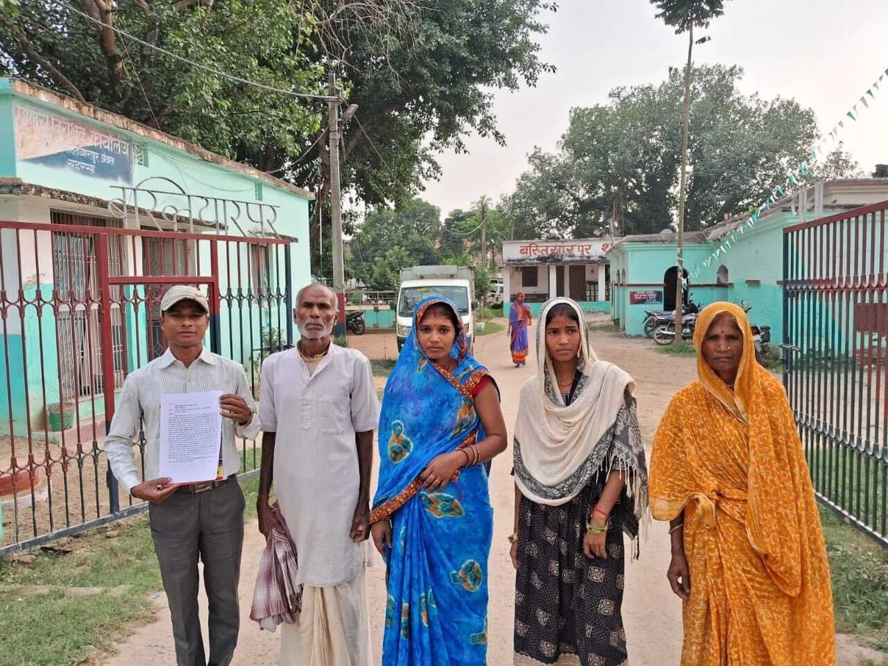 अंतरजातीय विवाह करने पर लड़की के मां बाप को दबंग भतीजे ने किया जायदाद से बेदखल