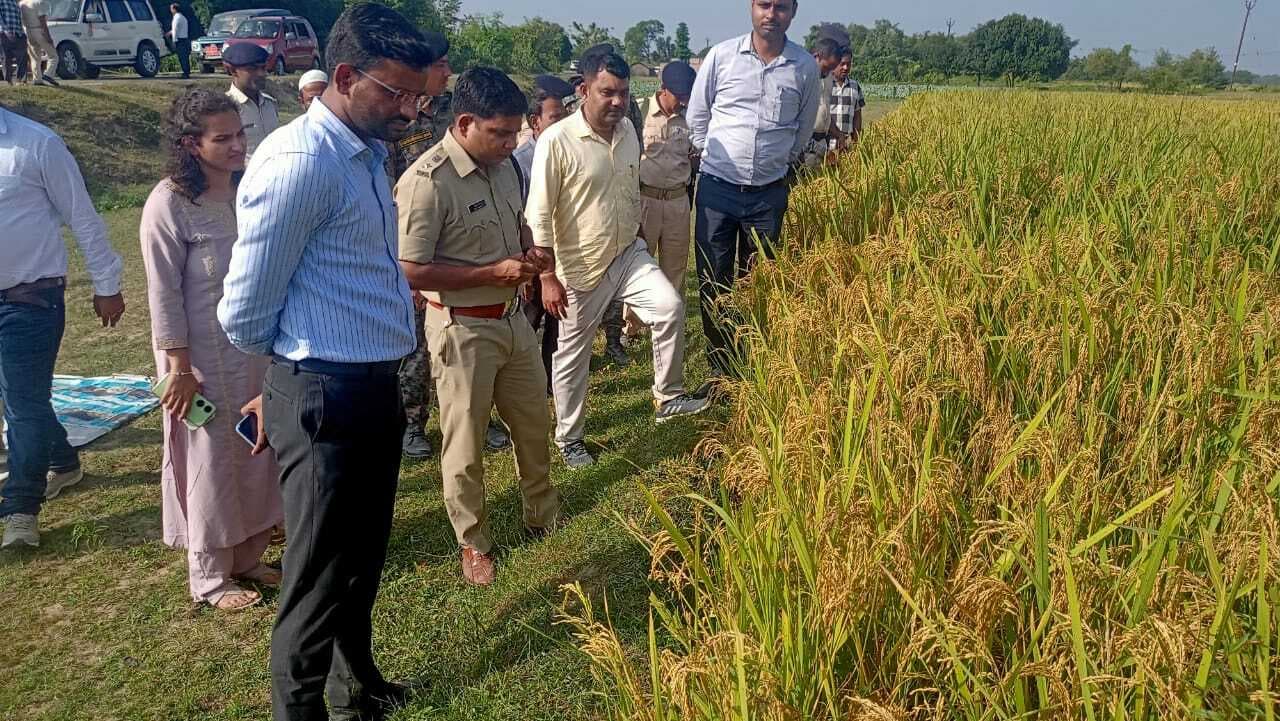 डीएम एसपी की मौजूदगी में धान कटनी प्रयोग संपन्न