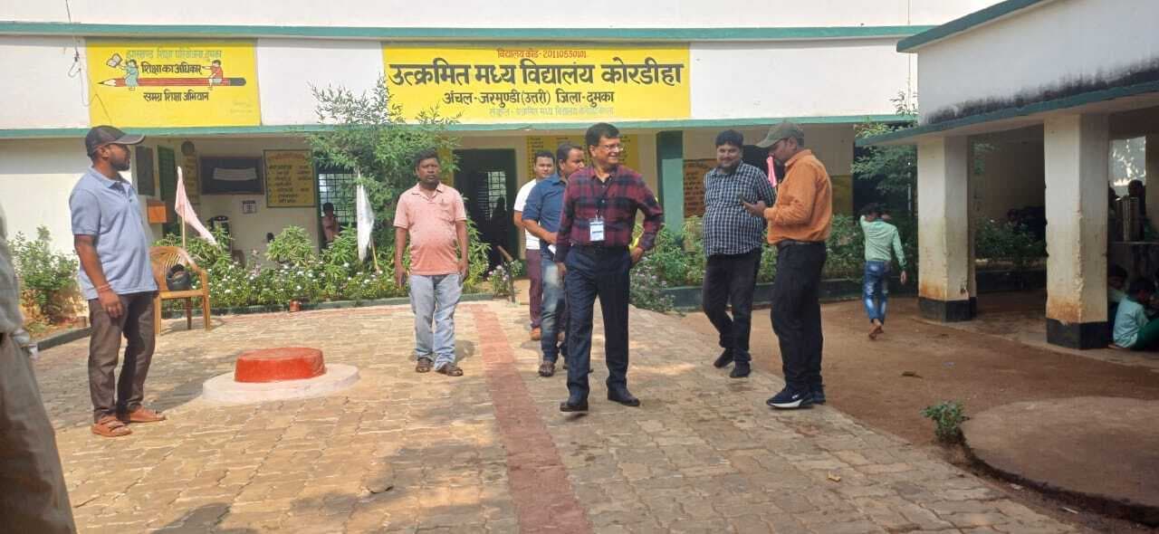 मतदान केंद्र का सीओ ने किया निरीक्षण