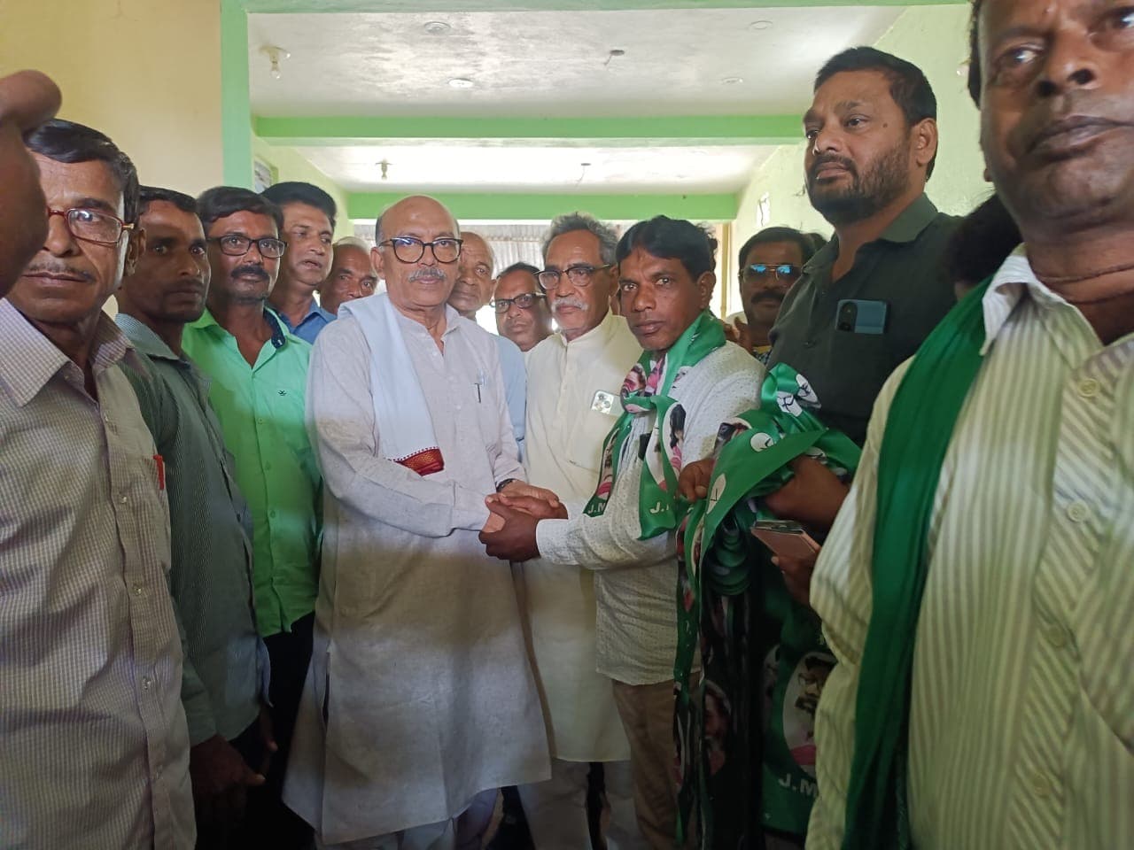 भाजपा के कुंडहित मंडल महामंत्री झामुमो में हुए शामिल