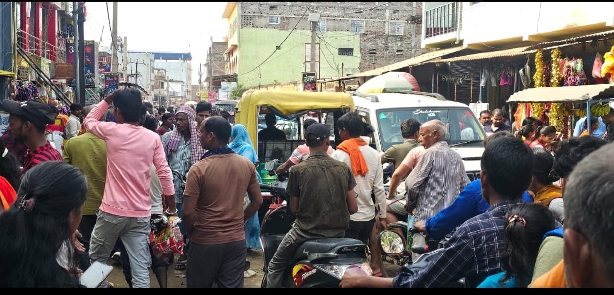 छठ में खरीदारी के लिए उमड़ी भीड़, सड़क पर लगता रहा जाम