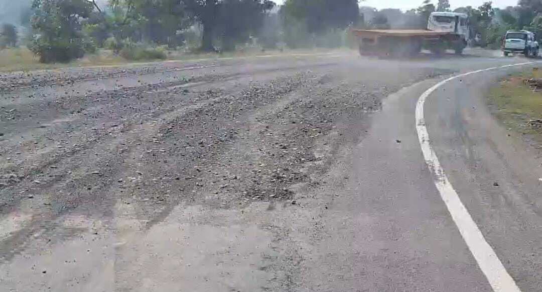 बीच सड़क पर पसरी निर्माण सामग्री, कार दुर्घटनाग्रस्त, तीन हुए चोटिल