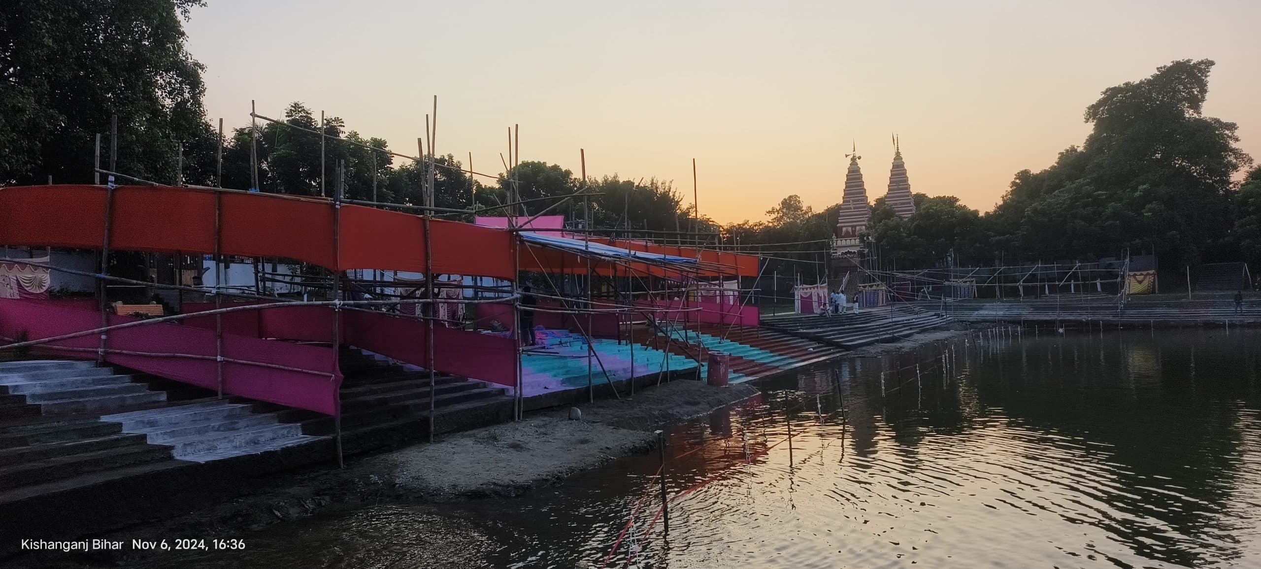 पूजा के लिए सज गये छठ घाट