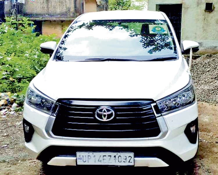 कस्टम विभाग का स्टीकर लगी कार में लूटपाट करने के आरोप में एक गिरफ्तार