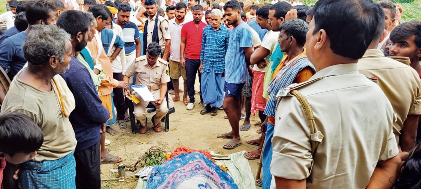 Buxar News : ब्रह्मपुर में परवल के खेत में बिछाये गये करेंट प्रवाहित बिजली तार की चपेट में आने से किसान की मौत